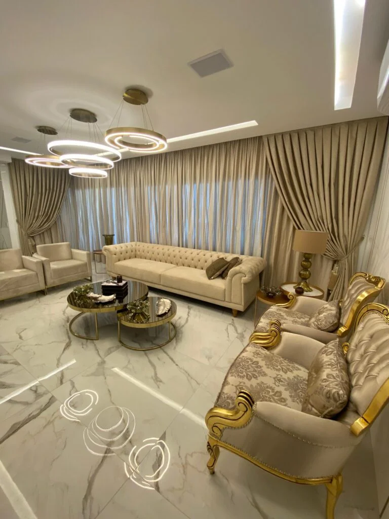 Sala clássica com cortina de tecido sob medida, modelo decorativo em tons neutros. Projeto da Casa Chic Decor.