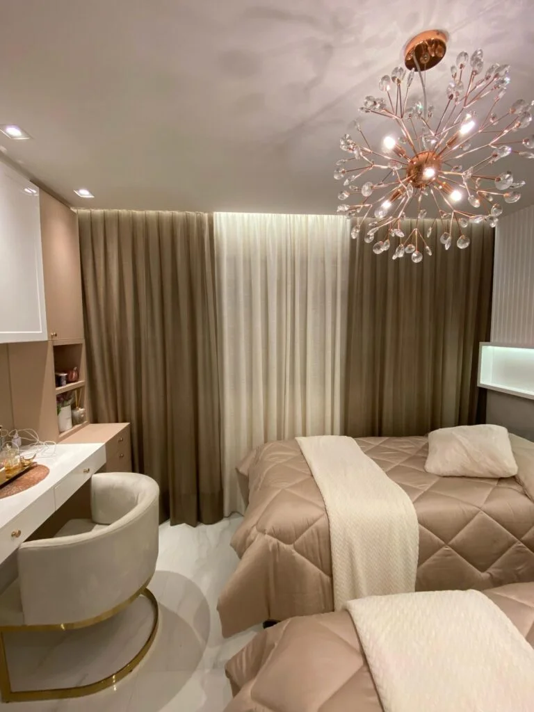 Quarto luxuoso com cortina de tecido sob medida em dois tons, proporcionando conforto visual e sofisticação. Projeto Casa Chic Decor.