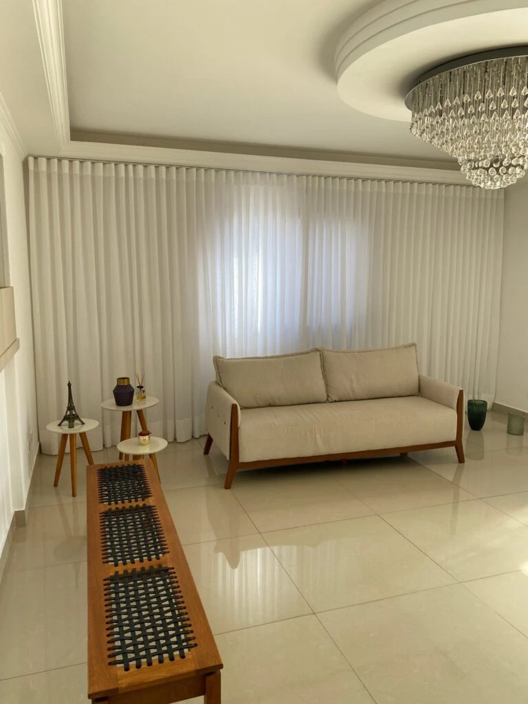 Cortina wave de tecido leve na sala de estar com decoração clean e luminosa.