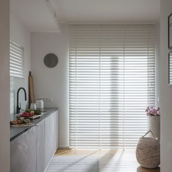 Cozinha minimalista com persiana horizontal sob medida, trazendo leveza e controle de luz. Projeto Casa Chic Decor.
