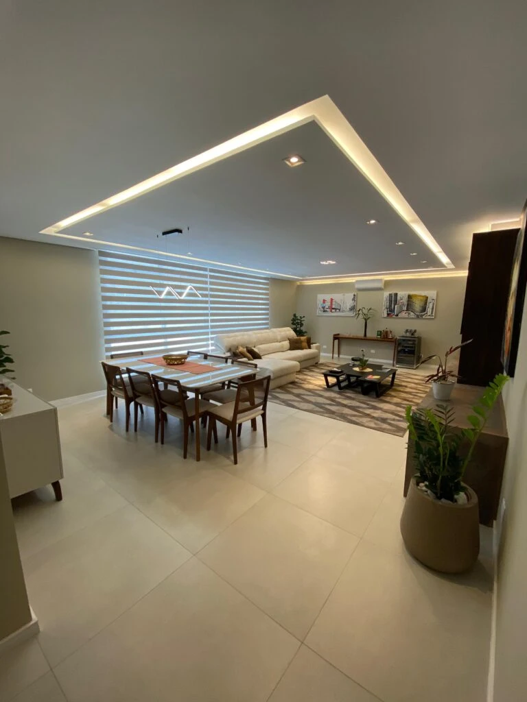 Sala de estar e jantar integradas com persiana Double Vision instalada, combinando conforto, sofisticação e controle de luz.