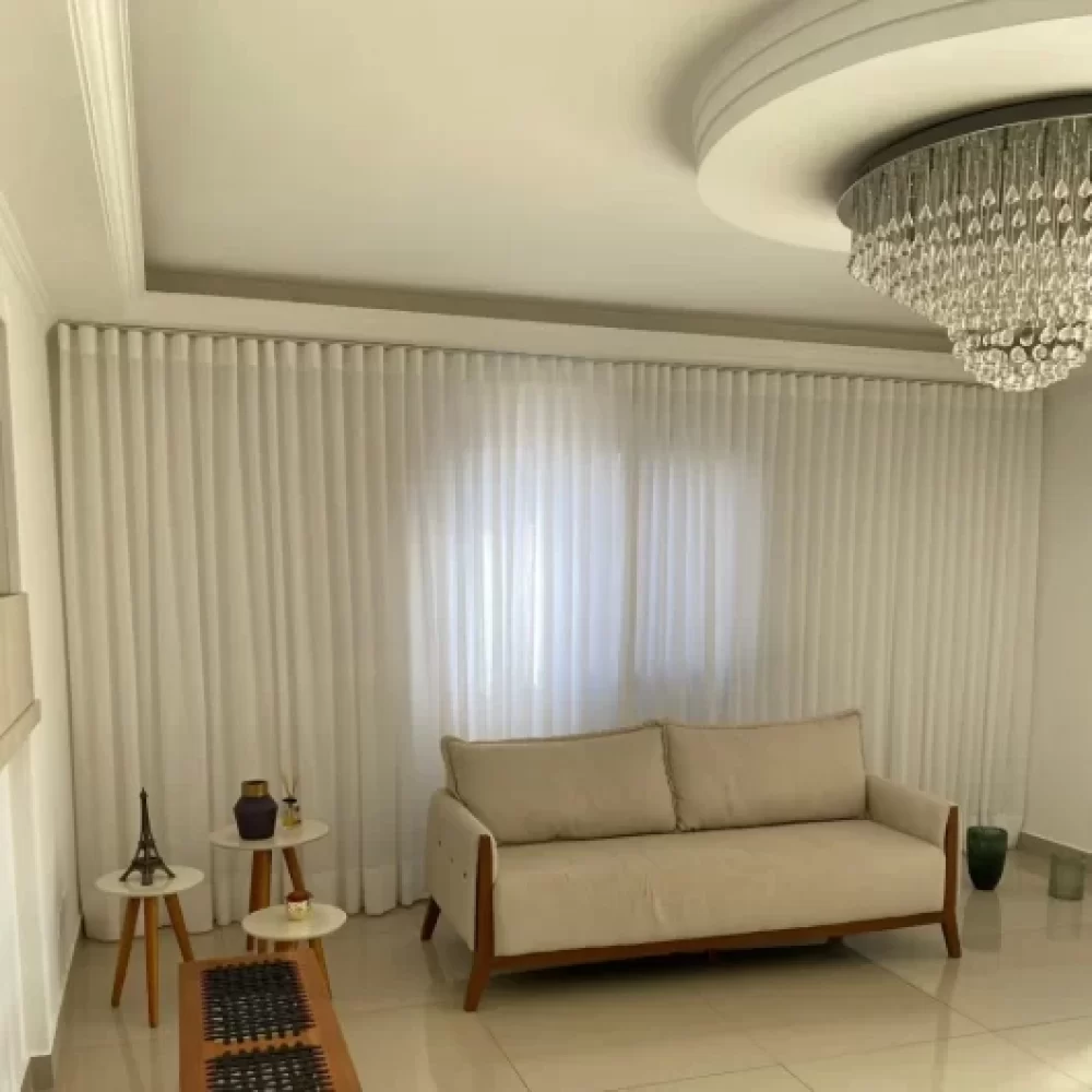 Cortina de tecido sob medida modelo Wave na cor branca, instalada em sala sofisticada com projeto da Casa Chic Decor