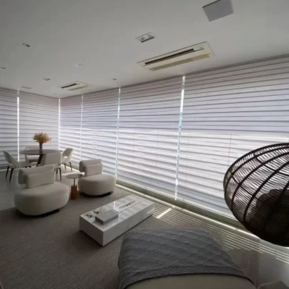 Persiana Double Vision sob medida instalada em sala de estilo contemporâneo, oferecendo leveza, elegância e controle preciso da luz natural. Projeto Casa Chic Decor.